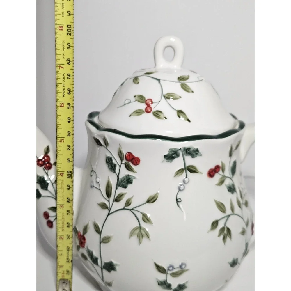 Pfaltzgraff Winterberry Sculpted Teapot Ceramic Holly Berry 109-A13-00 8in 4 Cup